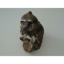 Vintage beeldje van uil op boomstronk van porselein