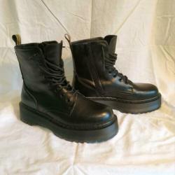 Stoere zwarte hoge veterschoenen. Visions. Mt 39