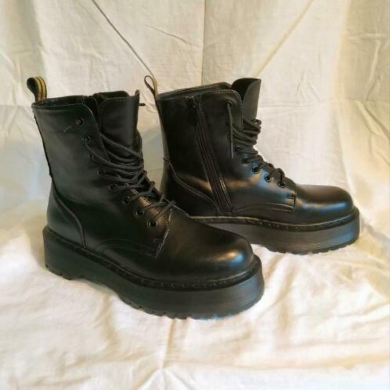 Stoere zwarte hoge veterschoenen. Visions. Mt 39