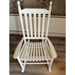 Witte houten schommelstoel