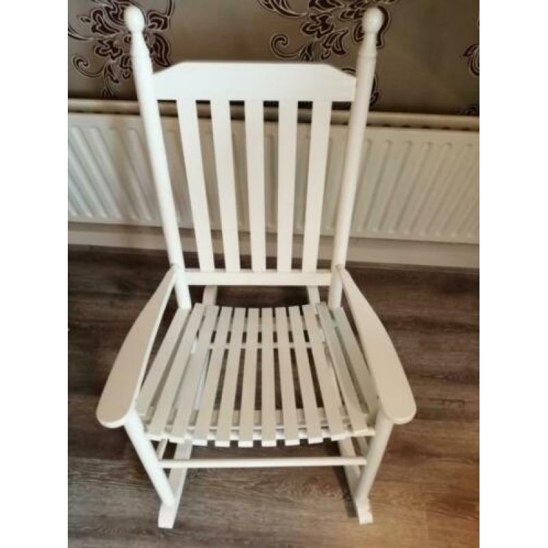 Witte houten schommelstoel