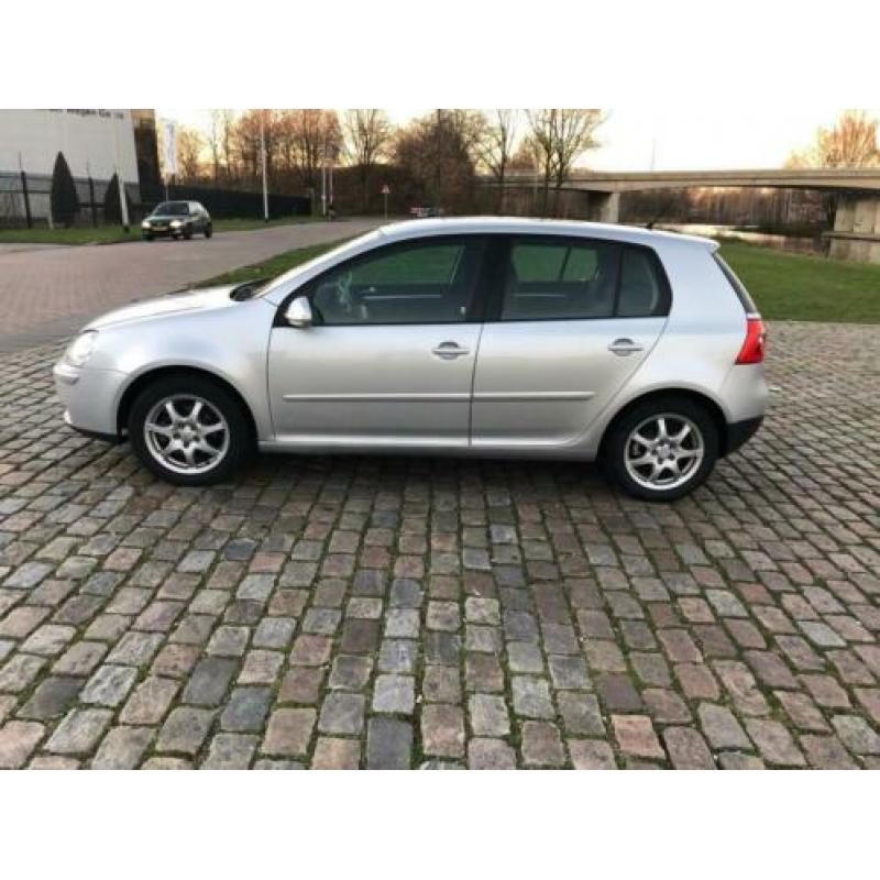 Volkswagen Golf 1.6 FSI Trendline