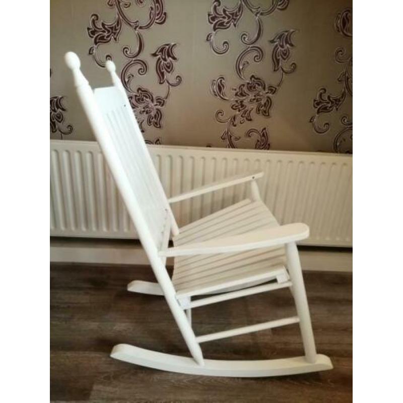 Witte houten schommelstoel