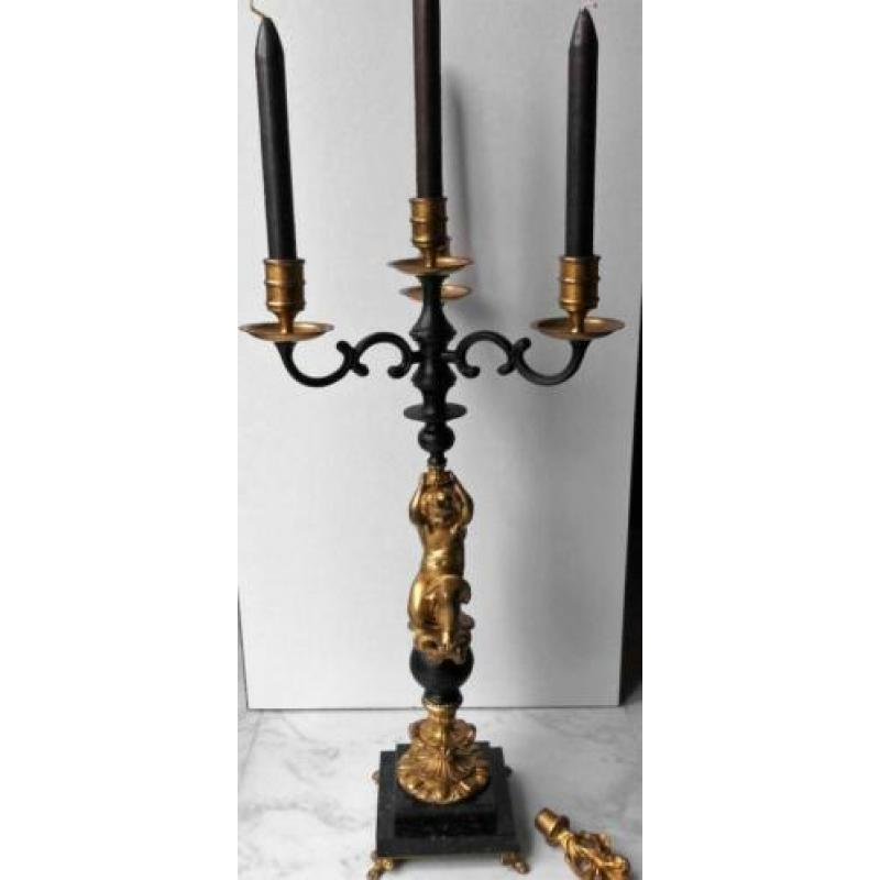 Grote bronzen kandelaar Empire stijl.op zwart marmeren voet