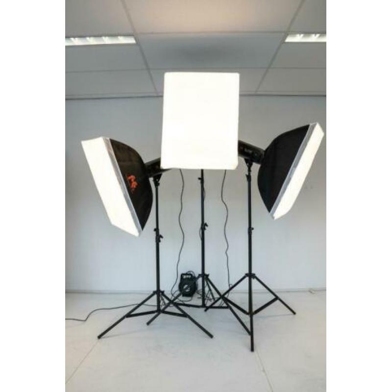Je eigen foto studio, 6 x Falcon Eyes flitslamp