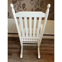 Witte houten schommelstoel