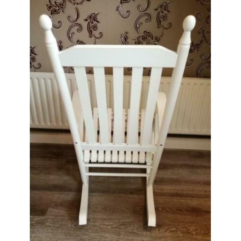 Witte houten schommelstoel