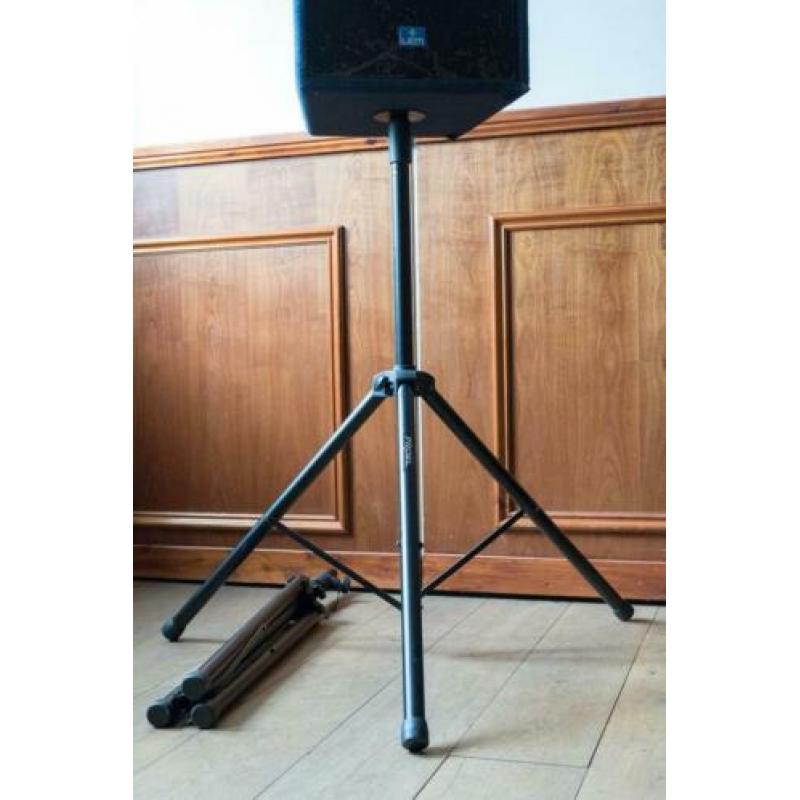 Grote boxen met statieven en kabels