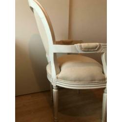 Brocante stoel in beige/crème.