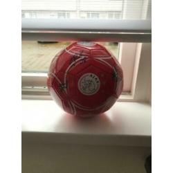 Ajax bal met alle handtekeningen van de selectie