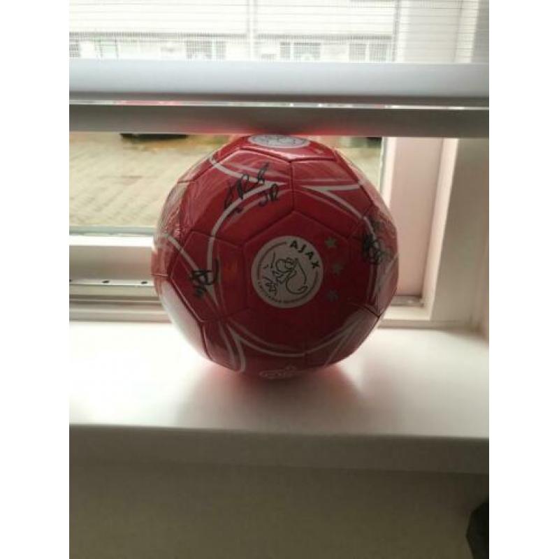 Ajax bal met alle handtekeningen van de selectie