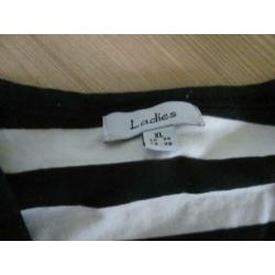 2 zwart/wit strepen shirtjes lange/korte mouwen maat XL..