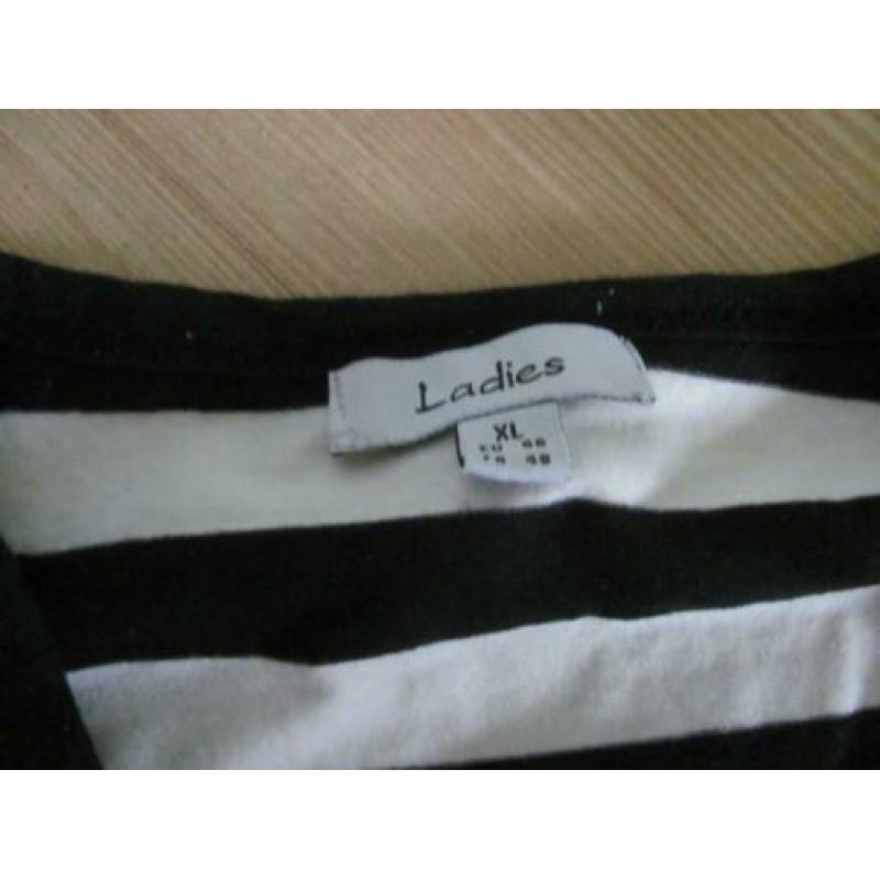 2 zwart/wit strepen shirtjes lange/korte mouwen maat XL..