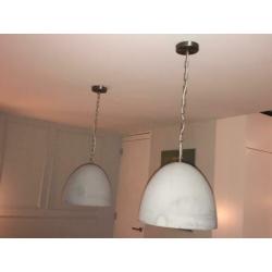 Twee robuuste betonnen hanglampen