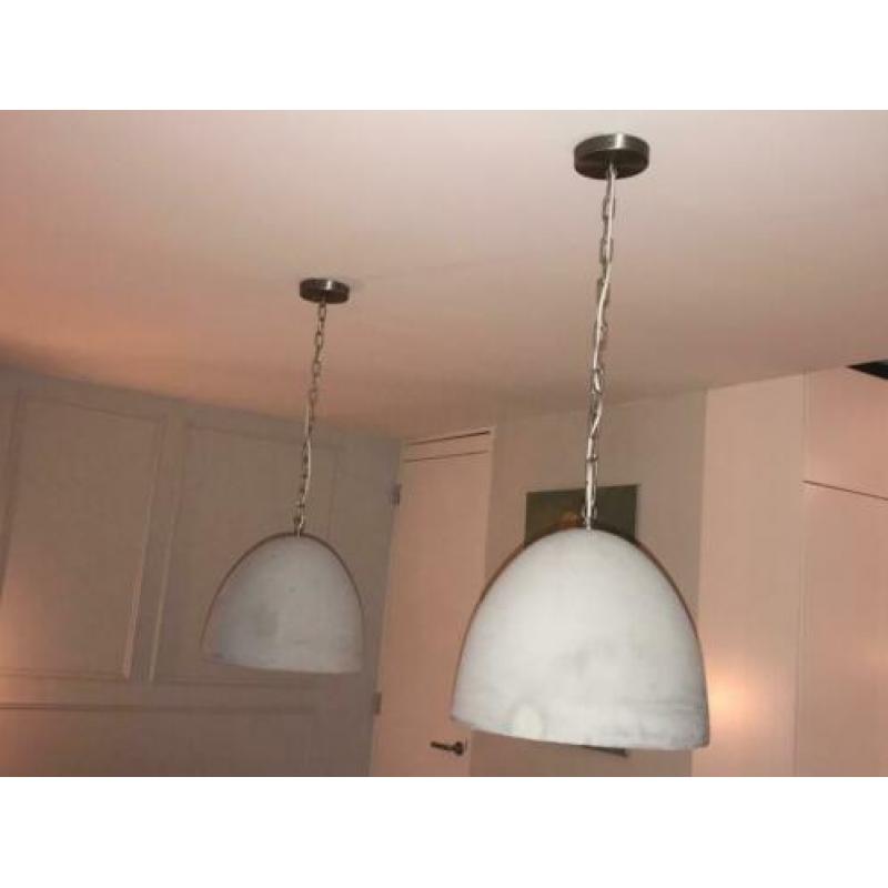 Twee robuuste betonnen hanglampen