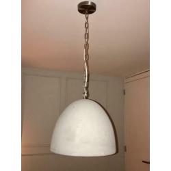 Twee robuuste betonnen hanglampen