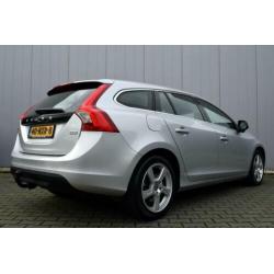 Volvo V60 2.0 D3 Momentum Full Map Navi, ECC, Trekhaak, 17 I