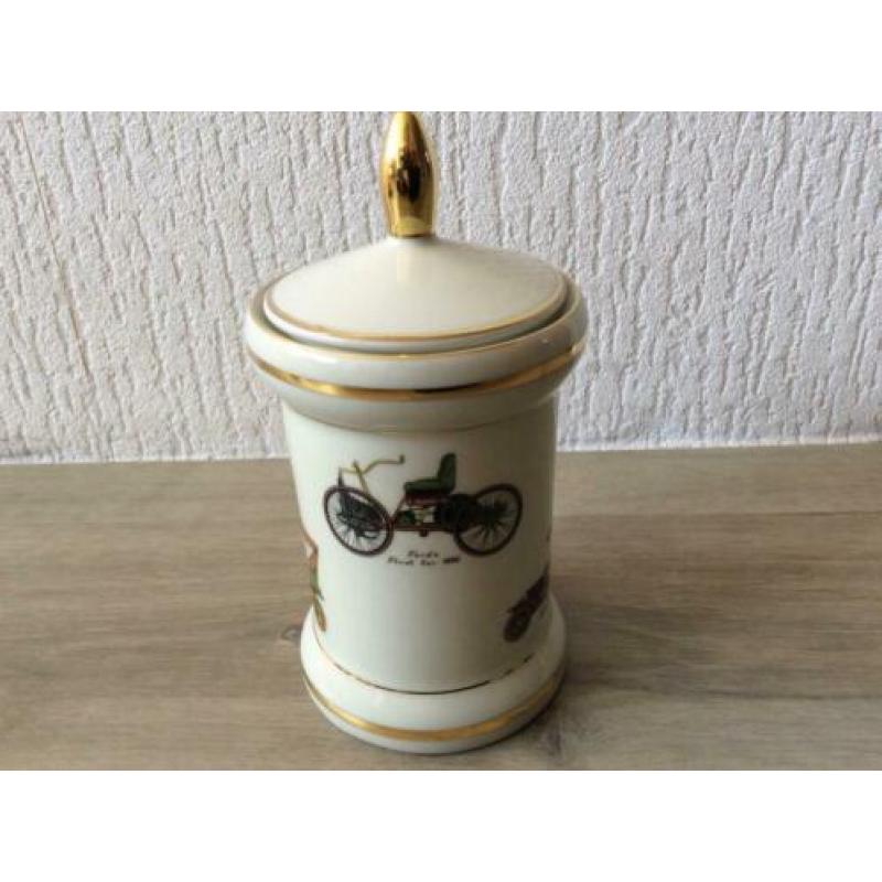Apothekerspot met afbeeldingen van oude auto's