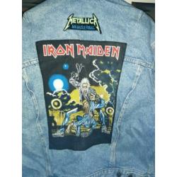 Spijkerjack met rock band iron maiden application op rug maa