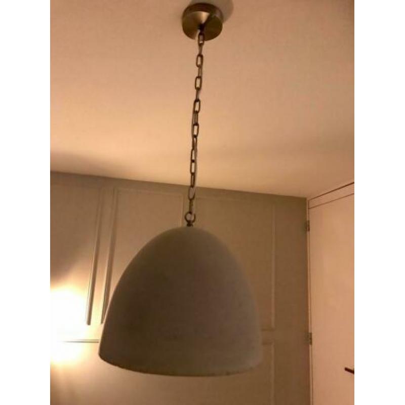 Twee robuuste betonnen hanglampen
