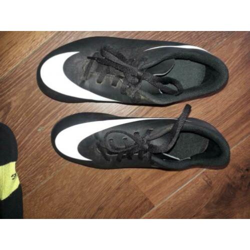 mooie voetbalschoenen met noppen. Merk Nike, maat 36.