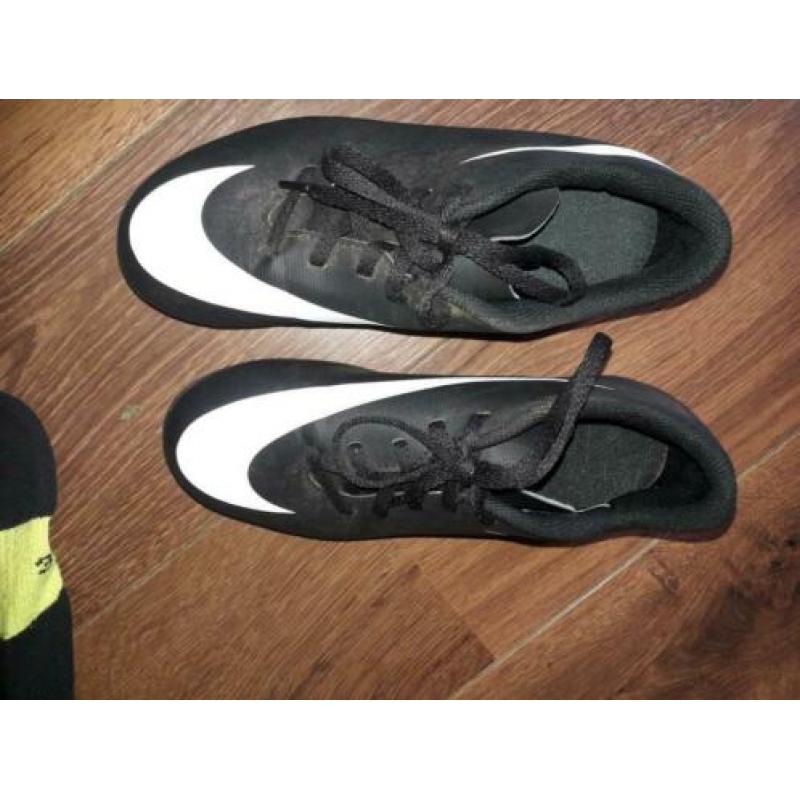 mooie voetbalschoenen met noppen. Merk Nike, maat 36.