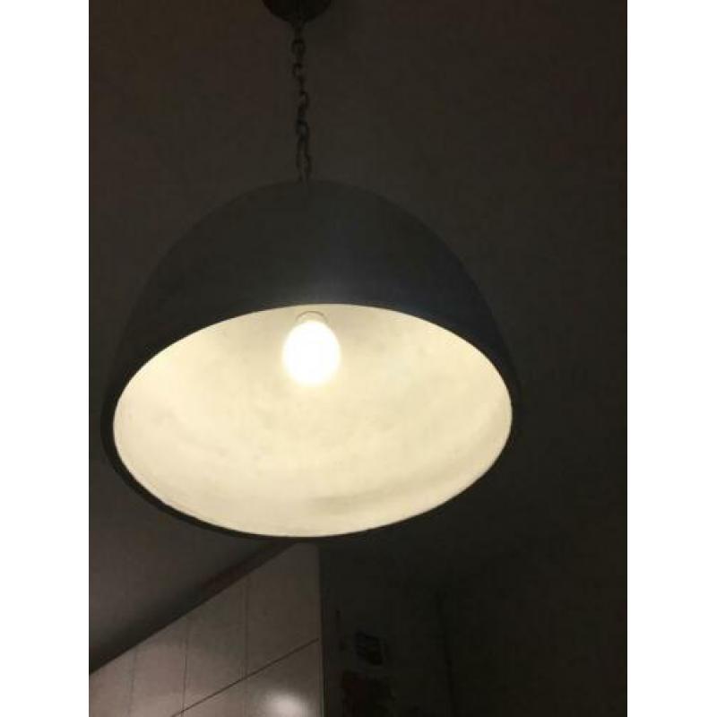 Twee robuuste betonnen hanglampen