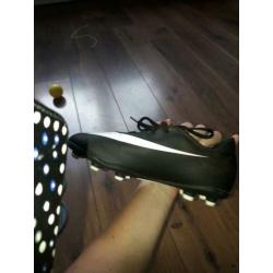 mooie voetbalschoenen met noppen. Merk Nike, maat 36.