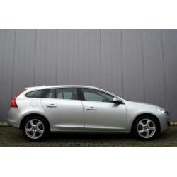 Volvo V60 2.0 D3 Momentum Full Map Navi, ECC, Trekhaak, 17 I