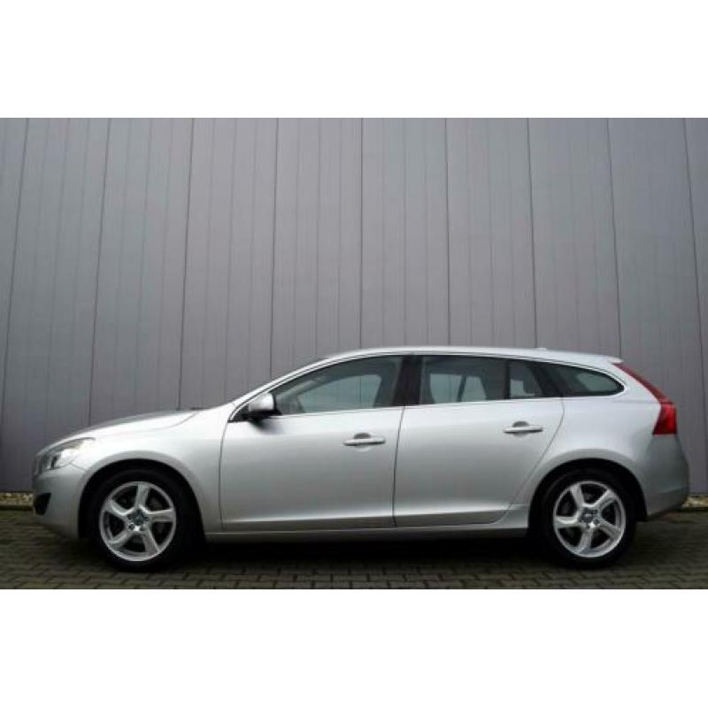 Volvo V60 2.0 D3 Momentum Full Map Navi, ECC, Trekhaak, 17 I