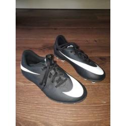 mooie voetbalschoenen met noppen. Merk Nike, maat 36.