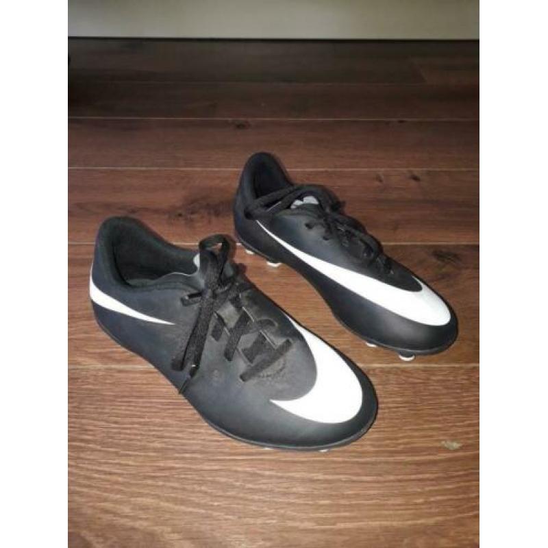 mooie voetbalschoenen met noppen. Merk Nike, maat 36.