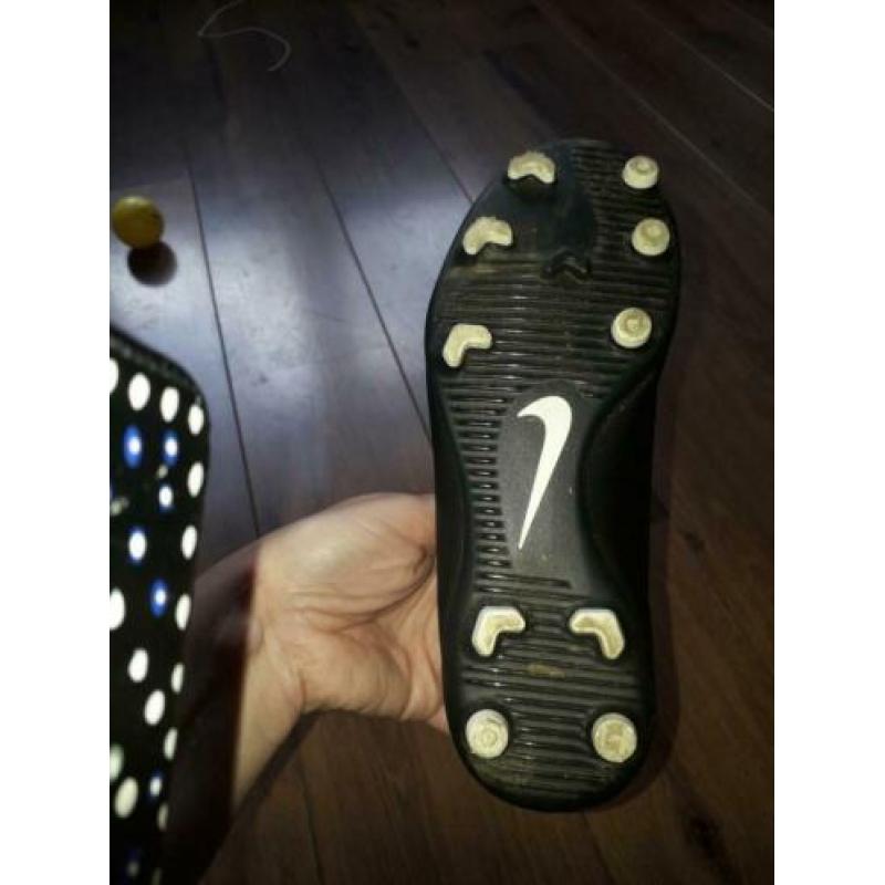 mooie voetbalschoenen met noppen. Merk Nike, maat 36.