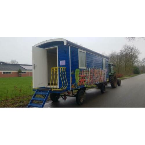 Grote blauwe pipowagen, atelier, showroom etc.