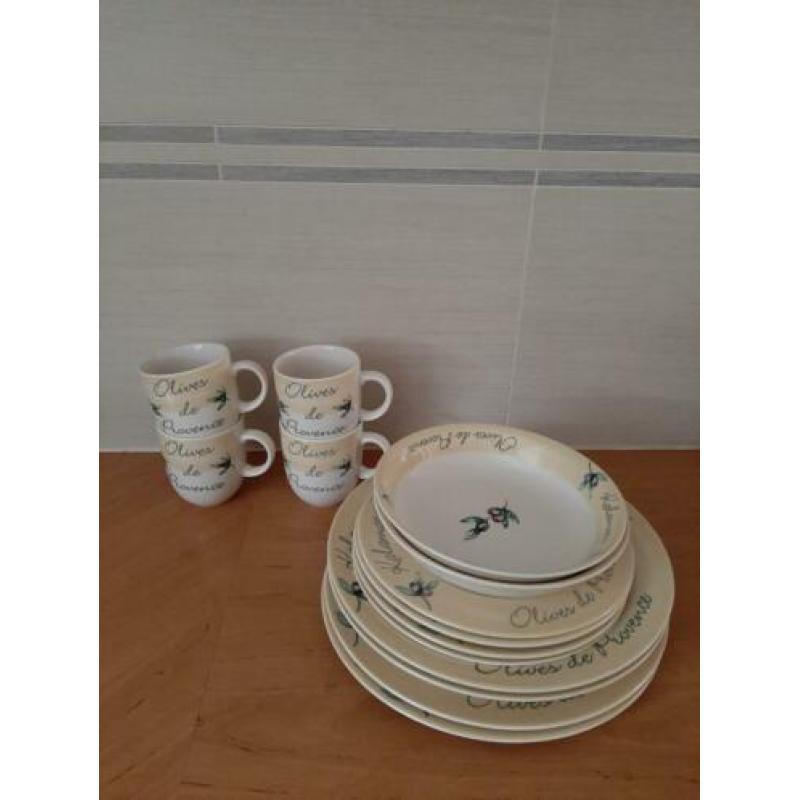 Servies met olijftak, zachtgeel, gebroken wit. Nieuwstaat