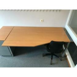 Ahrend bureau met beukenhouten blad
