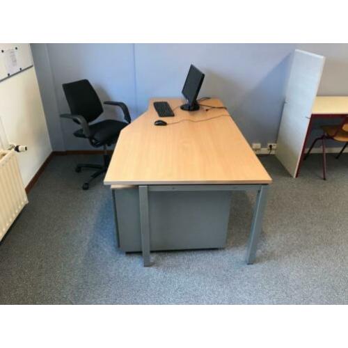 Ahrend bureau met beukenhouten blad