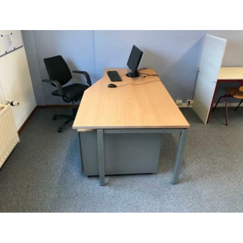 Ahrend bureau met beukenhouten blad