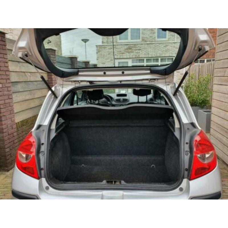 Renault Clio 1.4 16V 72KW 3-DRS E4 2006 Grijs