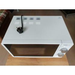 Eenvoudige, vrijwel nieuwe, magnetron, 700 Watt