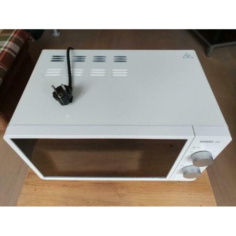 Eenvoudige, vrijwel nieuwe, magnetron, 700 Watt