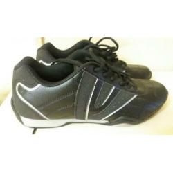 Nieuwe zwarte schoenen/ gympen