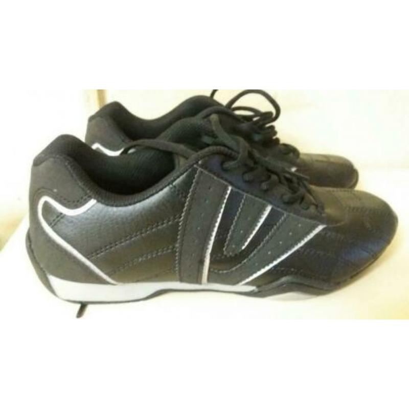 Nieuwe zwarte schoenen/ gympen