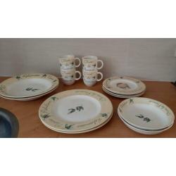 Servies met olijftak, zachtgeel, gebroken wit. Nieuwstaat