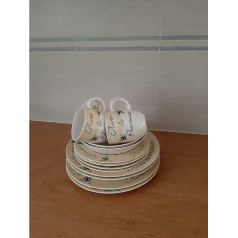 Servies met olijftak, zachtgeel, gebroken wit. Nieuwstaat