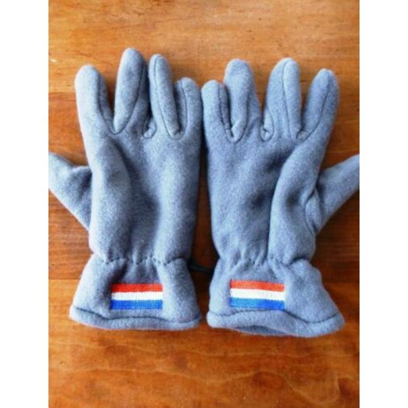 Twee paar warme handschoenen