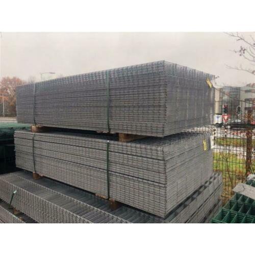 70m Gegalvaniseerd Hekwerk 123cm hoog - 2e keus palen