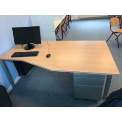 Ahrend bureau met beukenhouten blad