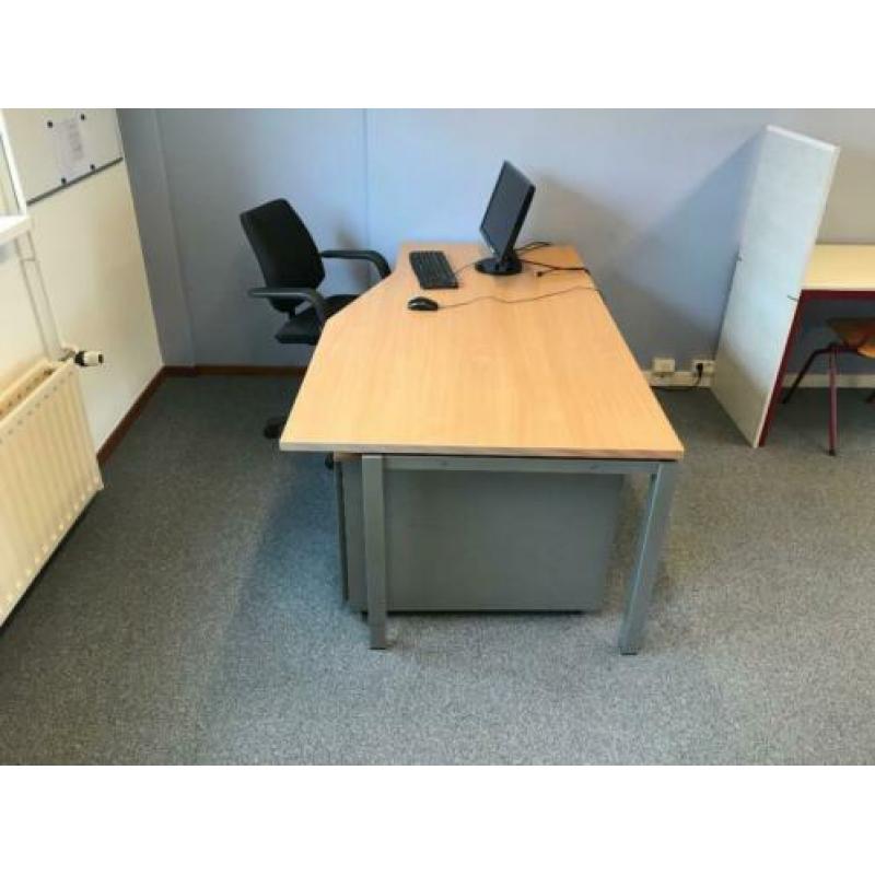 Ahrend bureau met beukenhouten blad