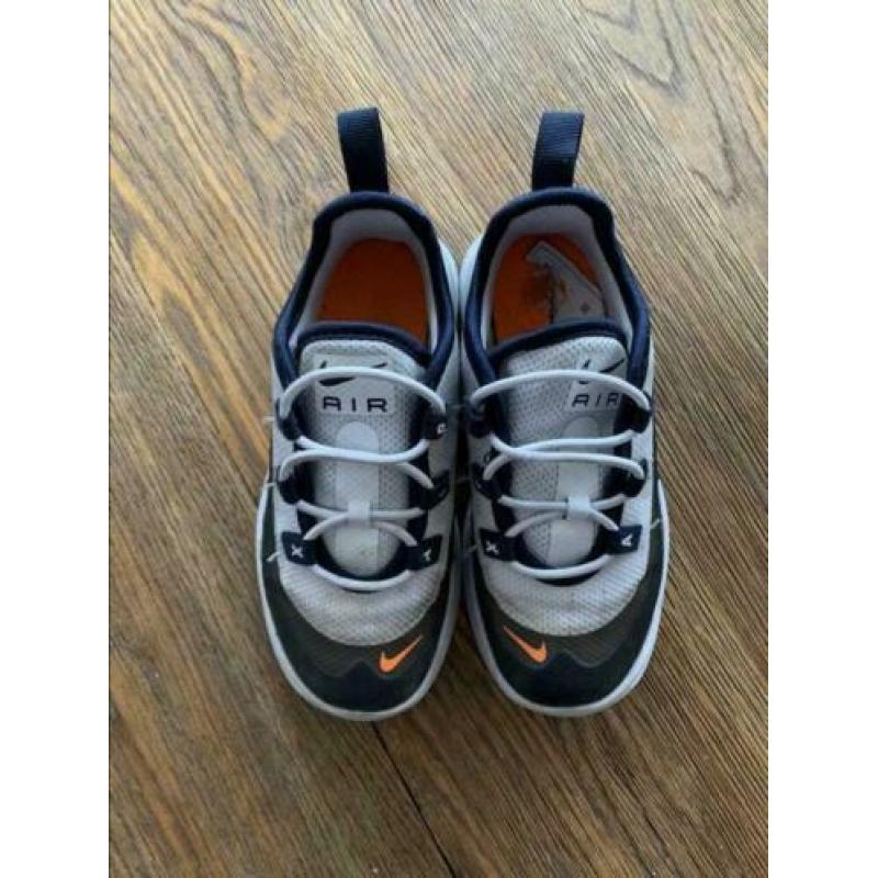 Nike AXIS 26